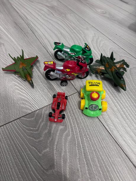 Motorky ,stíhačky, vlačik formulka, 