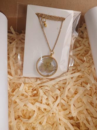 Náhrdelník s kvietkom, 