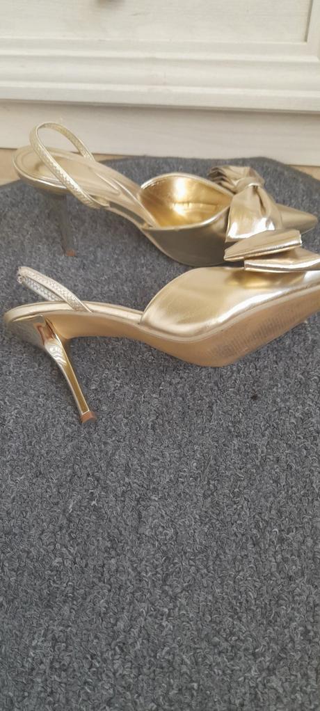 Lodičky s mašľou, 39