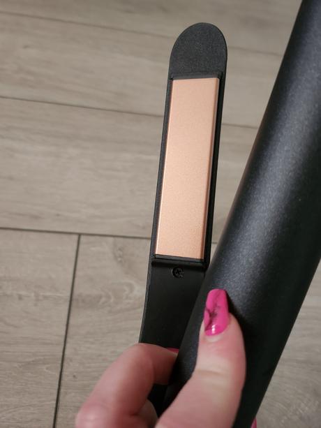 Žehlička na vyrovnanie aj natočenie vlasov, 