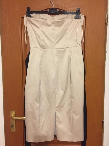 Béžové saténové šaty, l