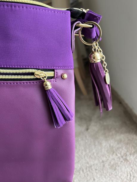 Fialova crossbody kabelka vrátane satky,