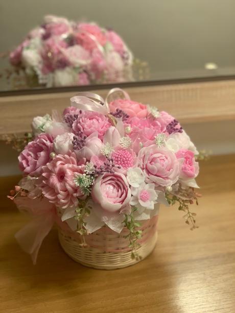 Veľká mydlova kytica v pletenom priborniku, 