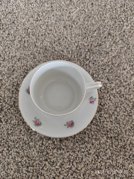 Porcelánová šálka,