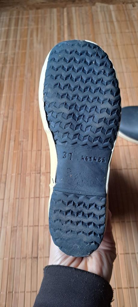 Gumaky, bergstein,31