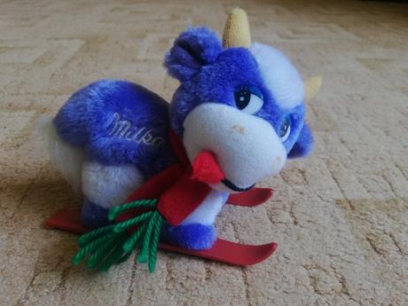 Plyšová milka na lyžiach,