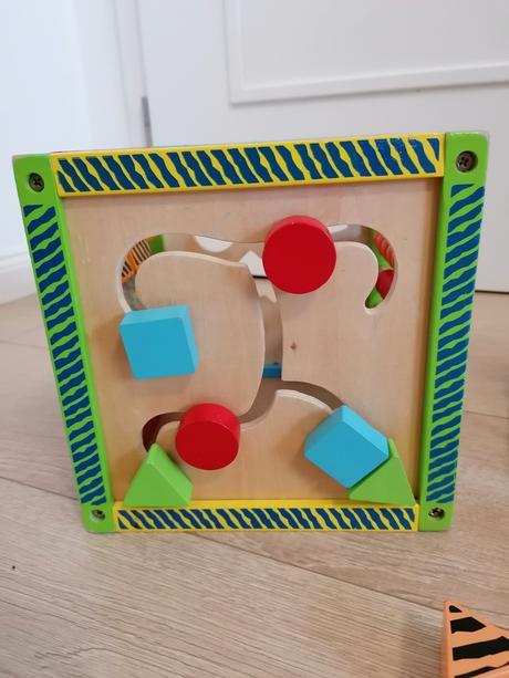 Drevená didaktická kocka s labyrintom a aktivitami, 