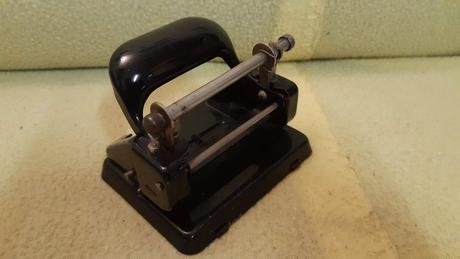 Predám staručký kancelársky dierovač., 