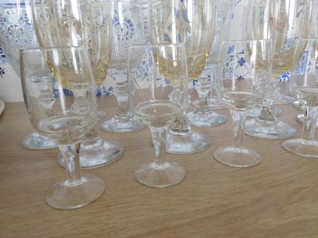 Sklenené poháre na nožičke, 