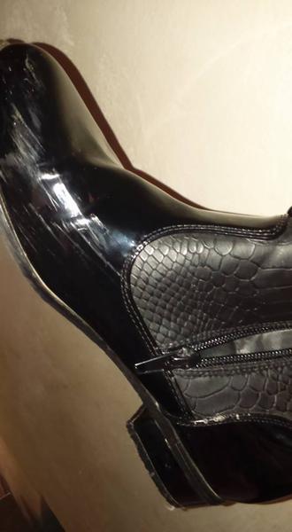 Ako prekryjem oškretie na lakovaných topánočkach?