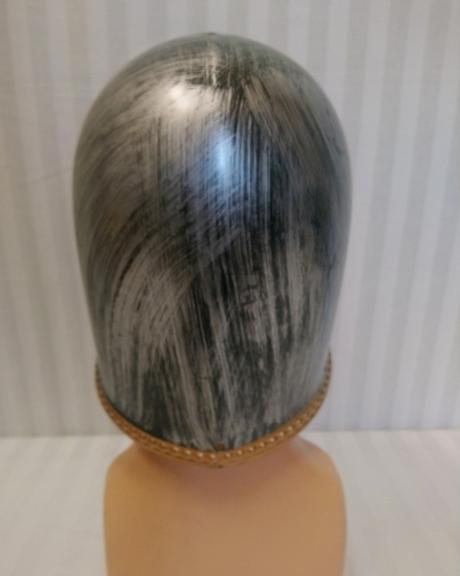 Strieborná rytierska prilba so zlatým lemovaním, 