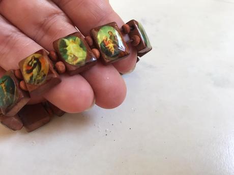 Drevený náramok s náboženskou tématikou,