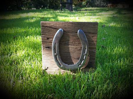 Podkova pre šťastie na drevenom podklade, 