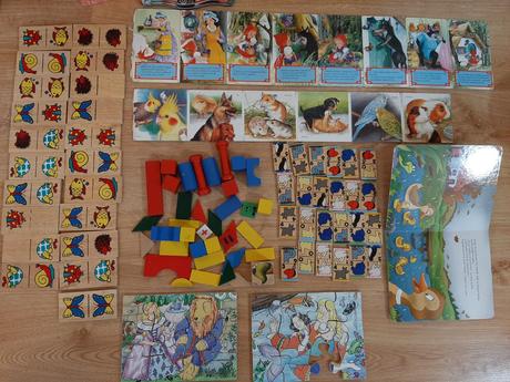 Drevené pazzle a dominá.,