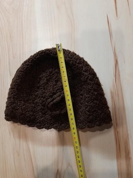 Hnedá čiapka s kvetinkou, 116