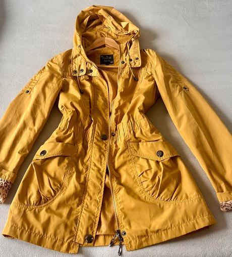 Dámska žltá bunda s kapucňou, s