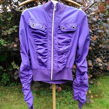 Fialová bunda s nariasenými rukávmi, s