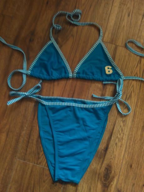 Modre plavky s cislom, s