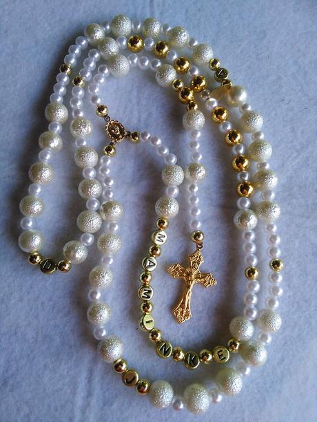 Ruženec s menom a dátumom,