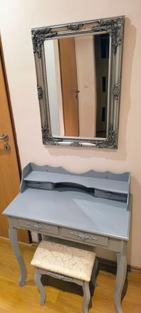 Predám kozmetický stolík so zrkadlom, 