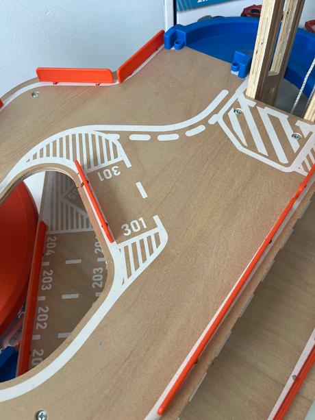 Drevená parkovacia garáž, 