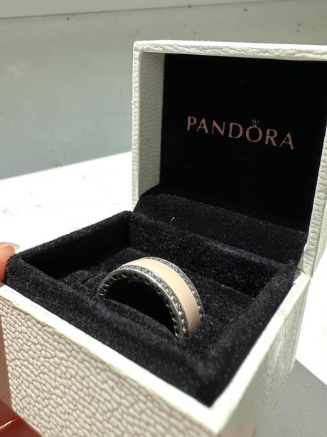 Strieborný široký prsteň značky pandora, pandora
