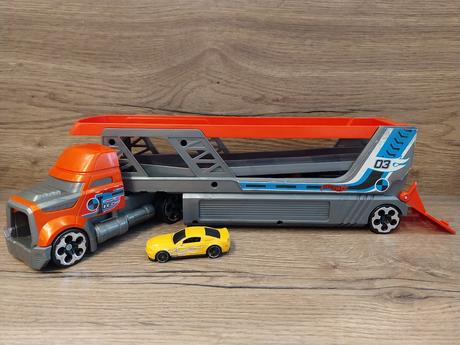 Vystrelovaci kamion hot wheels,