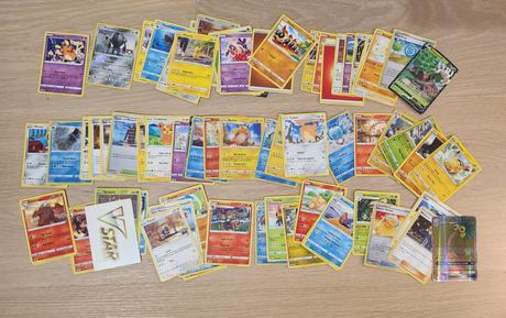 Box + pokémon karty 72 ks, 