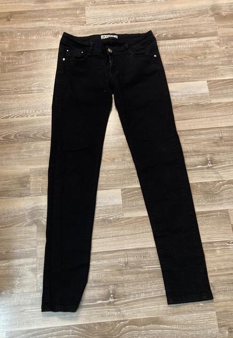 Čierne rifle veľ.l-29,majú zlaté zdobenie, l