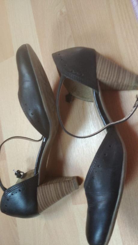 Čierne kožené lodičky, sandále, baťa,39