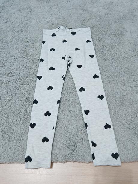 Legínky bledo-sivé so srdiečkami 110, 110