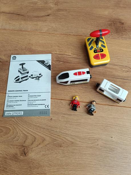 Vlacik na dialkove ovladanie playtive,