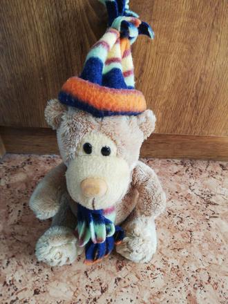 Plyšáčik s čiapkou, 