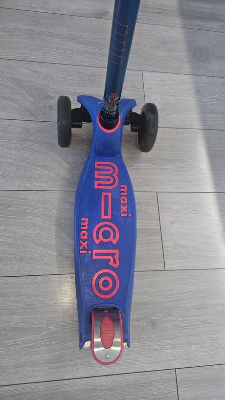 Blikajuca svietiaca kolobezka micro maxi deluxeled, micro