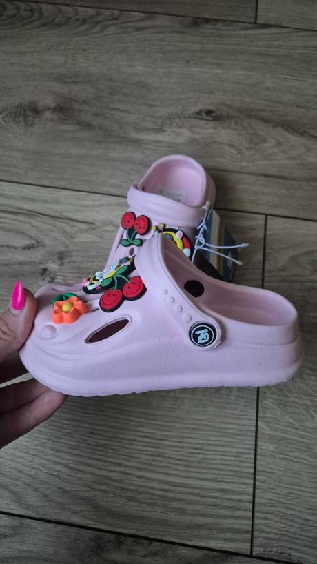 Nove crocsy, 27