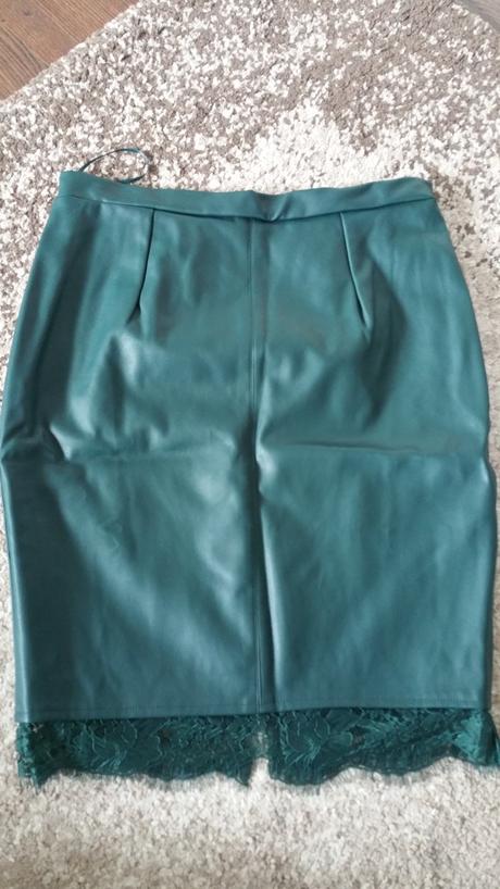 Koženková sukňa s čipkou, bonprix,38