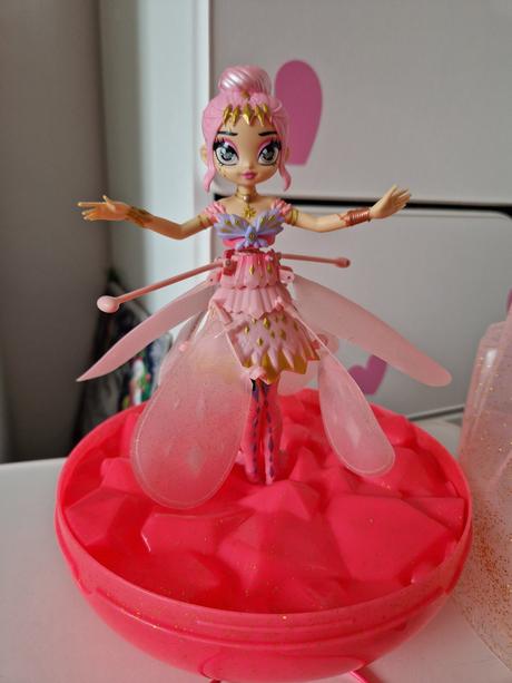 Lietajúca víla hatchimals, 