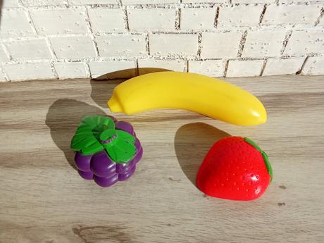 Krájacie plastové a drevené ovocie a zelenina,