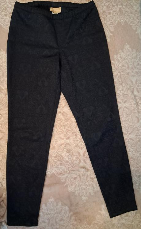 Cierne vzorovane nohavice s, s