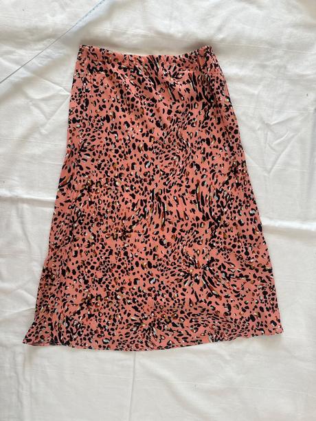 Štýlová midi sukňa s modernou leopardou potlačou, 