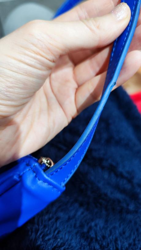 Modrá kabelka s cvokmi,