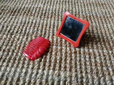 Zrkadielko a hrebienok, 