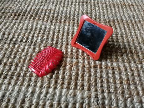 Zrkadielko a hrebienok, 