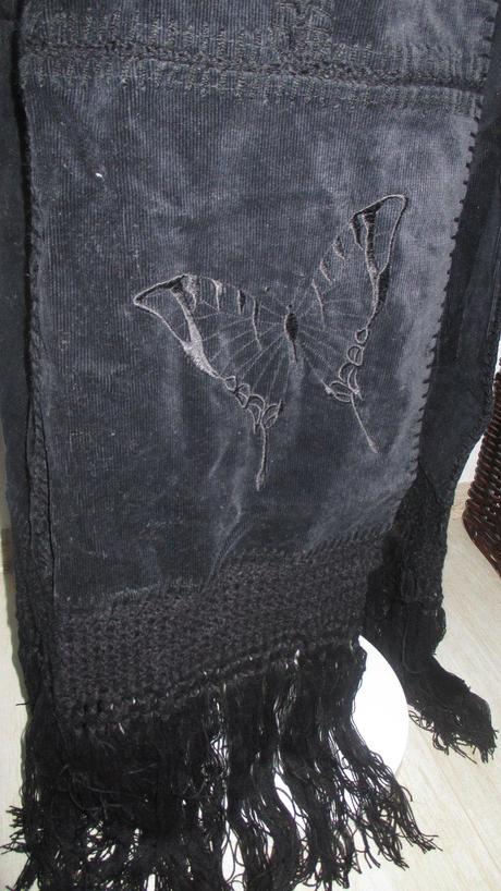 Čierny dlhý kabát so strapcami, s