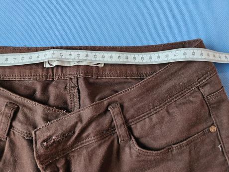 Hnedé nohavice, 40