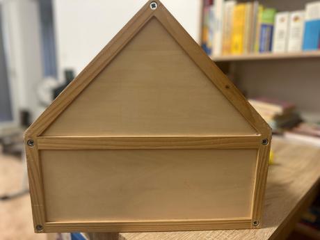 Zariadený drevený domček + 7 ks drevených bábik, 