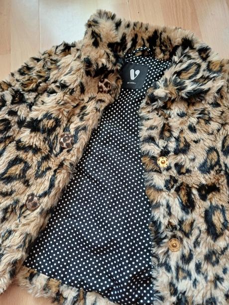 Teply kožúšok s nápisom trouble na chrbte, 110