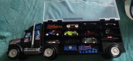 Kufrikovy kamión s autíčkami,