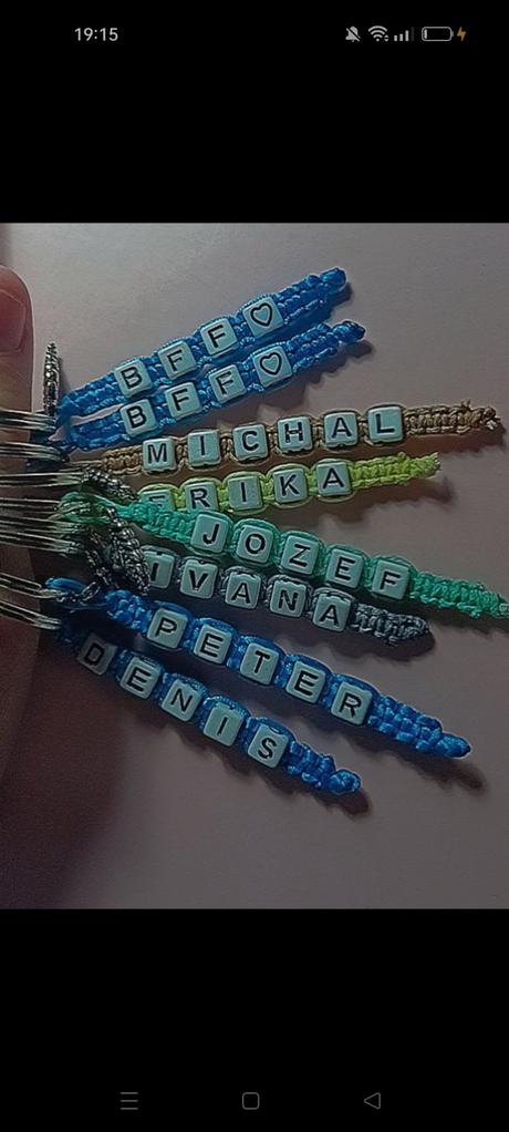 Ručné robené náramky a kľúčenky, 