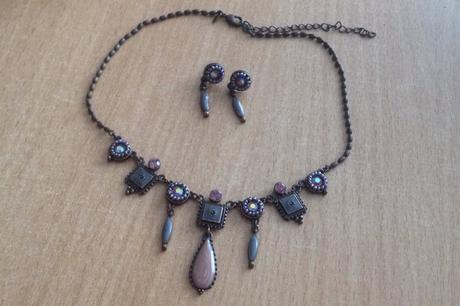 Sada - nahrdelnik a náušnice,